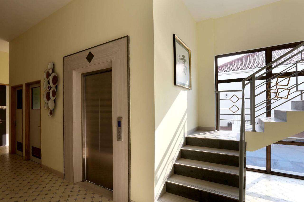 Urbanest Inn House Slipi Jakarta Luaran gambar