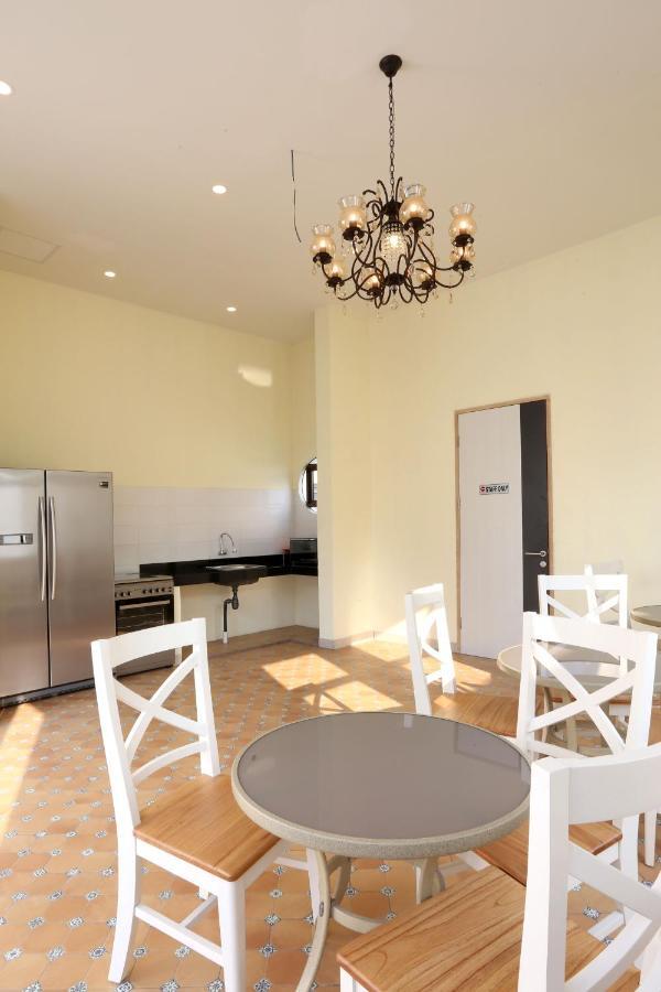 Urbanest Inn House Slipi Jakarta Luaran gambar